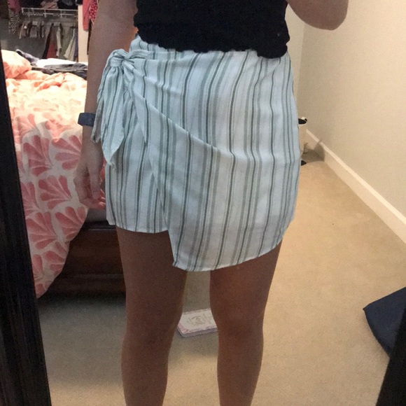 green and white wrap skirt (lined) - Picture 2 of 4